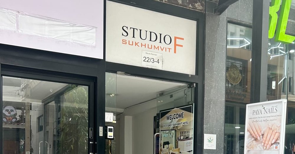 ทางเข้า Studio F Sukhumvit เลขที่ 22/3-4 ซอยสุขุมวิท 21 มีป้าย PAYA Nails ตั้งอยู่หน้าประตู